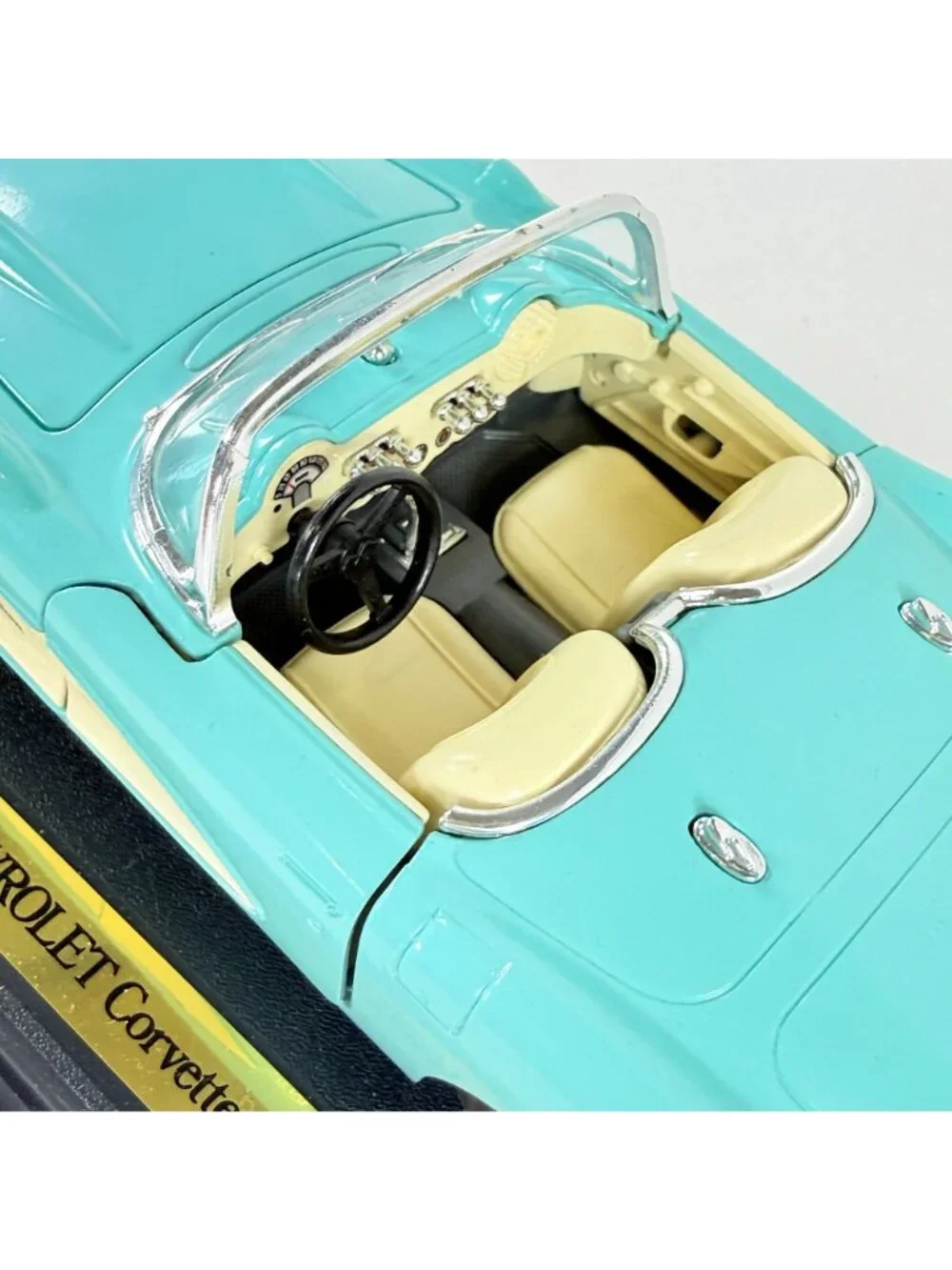 Burago Chevrolet Corvette 1957 1:18 Diecast Model Car Special Collection Mint Bo
